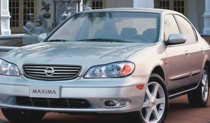 Лобовое стекло на Nissan Maxima